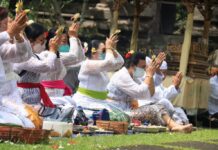 Ny. Cok Ace Muspayang Karya Peneduh Jagat di Pura Mandhara Giri Semeru Agung Lumajang