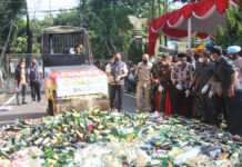 JELANG NATAL DAN TAHUN BARU POLRES SUBANG MUSNAHKAN 16 RIBU BOTOL MIRAS