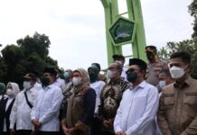 Menteri Desa PDTT Abdul Halim Iskandar Ziarah Ke Makam Pionir Transmigrasi Indramayu