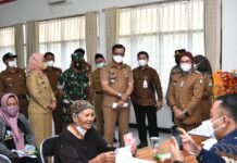 Bupati Nina Agustina Tinjau Pembagian Bantuan Langsung Tunai Di Cikedung