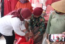 Ketua DPR RI Puan Maharani Salurkan Bansos Beras Di Juntinyuat Indramayu