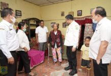 Bupati Pakpak Bharat Bantu Kursi Roda Penyandang Cacat