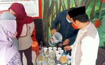 Kepala Puskesmas Lohbener Berikan Tanaman Obat Berkasiat Untuk Pengunjung