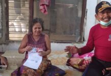 Pemcam Sukagumiwang Berikan BST Bagi KPM Yang Sakit