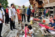 Presiden Joko Widodo Kampung Ulos Huta Raja Samosir Lestarikan Warisan Pusaka Bangsa
