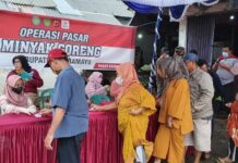 Kabag Ekonomi Sekda Indramayu Operasi Pasar Murah Minyak Goreng