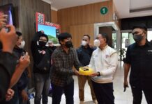 Menpora Amali Dapat Kejutan Kue Ulang Tahun Dari Jurnalis