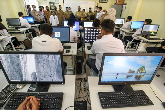Wakil Bupati Aceh Utara Fauzi Yusuf (tengah) melihat langsung pelatihan komputer Digital Marketing di Balai Latihan Kerja dan Indrustri (BLKI), Desa Blang Adoe, Kuta Makmur, Aceh Utara, Aceh, Selasa (22/2/2022).