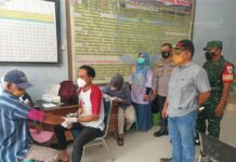 Pemcam Kertasemaya Bagikan BST Plus Vaksinasi