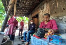 Camat dan Kepala Puskesmas Kedokanbunder Bagikan Sembako