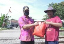 Camat Haurgeulis “Dulyono” Peduli Pekerja Sukarelawan Penjaga Nyawa Perlintasan Kereta