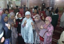 Nina AgustinaTarawih Di Masjid Agung Al-Furqon