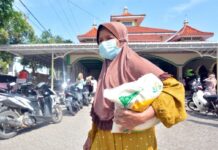 Pertamina UP VI Balongan Salurkan 15 Ton Beras Bagi Masyarakat Sekitar