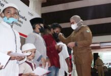 Bupati Indramayu dan Mandiri Salurkan Santunan Anak Yatim Piatu