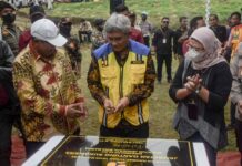 Bupati Indramayu Nina Agustina Resmikan Jembatan Gantung Sukawera