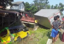 Peristiwa Mengenaskan Truck Tabrak Elf Di Jalur Tengkorak Pantura