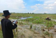 Petani Desa Cangkingan Uji Coba Traktor Remote Control