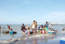 Pantai Legenda Tirtamaya Dipadati Pengunjung