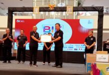 Bupati Indramayu Nina Agustina Dianugerahi Penghargaan Dari Otorita Jasa Keuangan (OJK) Cirebon