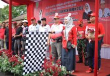 Plt Kepala Dinas Dikbud Indramayu Iin Indrayati Lepas Ratusan Peserta Jalan Santai HUT PGRI Ke 77 Tahun 2022