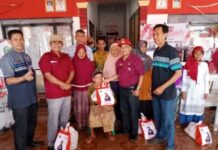 INSPEKTORAT INDRAMAYU BAGIKAN PAKET SEMBAKO DI DESA PASEKAN