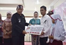 BUPATI INDRAMAYU NINA AGUSTINA SALURKAN BLT DAN BANTUAN REHAB RUMAH GAKIN DARI BAZNAS