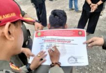 SATPOL-PP DAMKAR INDRAMAYU TUTUP BATCHING PLANT TAK LENGKAP IZIN DI DESA JATIMUNGGUL