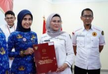 BUPATI NINA AGUSTINA BERIKAN PENGANUGRAHAN TANDA KEHORMATAN SATYALANCANA KARYA BAGI PNS INDRAMAYU