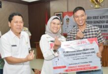 BUPATI INDRAMAYU NINA AGUSTINA SERAHKAN SURAT KEPUTUSAN Persetujuan Bangunan Gedung (PBG)