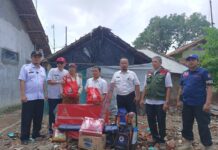 PEMKAB INDRAMAYU SALURKAN BANTUAN PERBAIKI RUMAH ROBOH