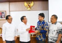 KOMISI C DPRD PONOROGO STUDI BANDING TERKAIT PENGELOLAAN INFOMASI PUBLIK KHUSUSNYA SIARAN RADIO KE INDRAMAYU