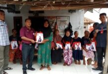 CAMAT PASEKAN SALURKAN MAKANAN DAN SEMBAKO