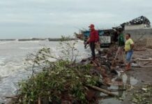 RUMAH WARGA RUSAK DAMPAK GELOMBANG PASANG DI PESISIR ERETAN INDRAMAYU