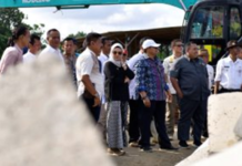 BUPATI INDRAMAYU NINA AGUSTINA DAMPINGI ANGGOTA KOMISI V DPR RI DEDI WAHIDI TINJAU BREAK WATER DI DESA TANJAKAN