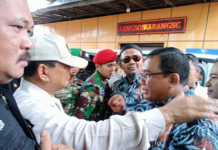 Menteri Pertahanan Prabowo Subiyanrto Dengan Ketua KPL Mina Sumitra H Darto Bersama Nelayan Di TPI Karangsong