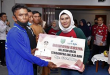 BUPATI INDRAMAYU SALURKAN BANSOS UNTUK NELAYAN KECIL DAMPAK INFLASI KENAIKAN BBM