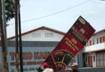 SATPOL PP-DAMKAR INDRAMAYU TERTIBKAN SPANDUK DAN BANNER TAK BERIZIN DI JATIBARANG