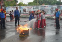 Satpol PP Damkar Indramayu Praktek Mitigasi Bencana Kebakaran Dengan Siswa Sekolah Dasar Sekecamatan Kroya
