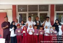 CAMAT KANDANGHAUR BAGIKAN 100 KIA DI SD NEGERI KERTAWINANGUN 2