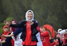 SENAM BERSAMA BUPATI NINA AGUSTINA DI PANTAI BALONGAN INDAH