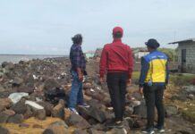 CAMAT KANDANGHAUR DAN TIM BBWS CITARUM SURVEI KERUSAKAN PANTAI ERETAN KULON