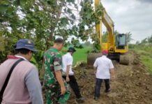 CAMAT TERISI TINJAU LOKASI TANGGUL LONGSOR DI DESA CIBERENG