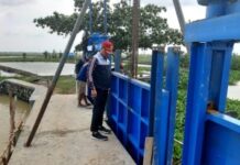 CAMAT KANDANGHAUR LAKUKAN MONTORING PELAKSANAAN PEMBANGUNAN PINTU AIR