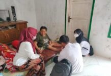TIM DOKTER MASUK RUMAH GABUSWETAN PERIKSA KESEHATAN WARNITI