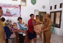 SEKRETARIAT DPRD BERIKAN MAKANAN TAMBAHAN BAGI BALITA STUNTING DI DESA RANCAHAN DAN KEDOKAN GABUS