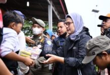 BUPATI INDRAMAYU KUNJUNGI WARGA TERDAMPAK BANJIR ROB ERETAN KANDANGHAUR