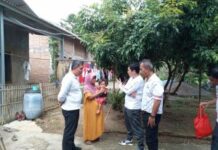 CAMAT KROYA BERSAMA KEPALA DPMPTSP KAB INDRMAYU BAGIKAN PAKET SEMBAKO