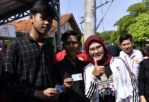 NINA AGUSTINA SECARA SIMBOLIS MENYERAHKAN KTP-EL