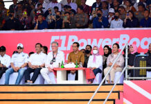 Presiden Jokowi Beserta Masyarakat Puluhan Ribu Orang Saksikan Keseruan F1H20 Danau Toba Tahun 2023