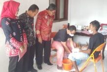 BUPATI INDRAMAYU BERIKAN BANTUAN BAGI PENYANDANG DISABILITAS